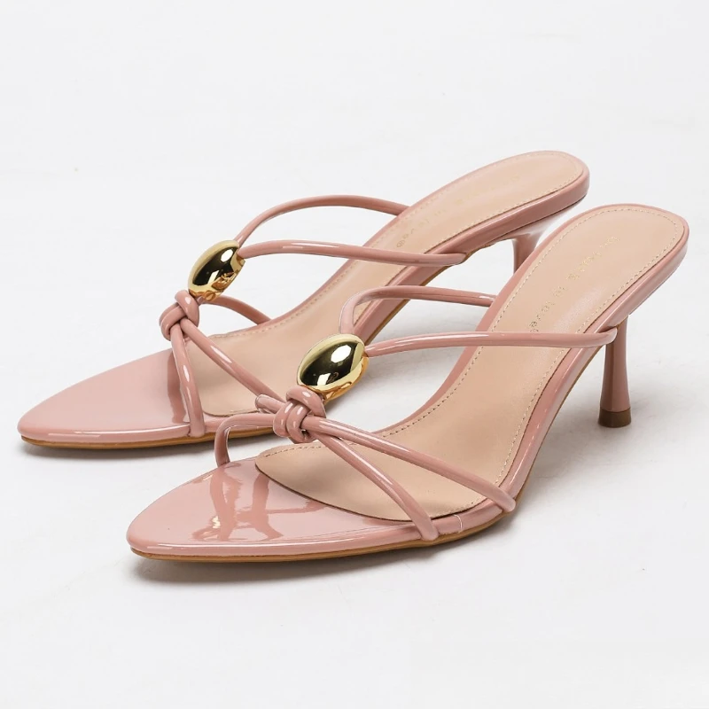 صنادل نسائية فاخرة ذات كعب ضيق ذهبي مزخرفة بالمعدن أنيقة مصممة بدون ظهر بكعب أنيق لحفلات الزفاف وحفلات الزفاف