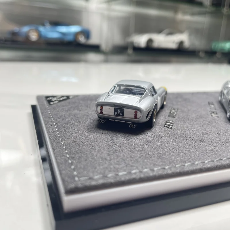 สินค้าใหม่ในสต็อก 1:87 Dmy 250gto 599gto ชุดรถคู่ รถเรซิ่น ของเล่นสะสม ของเล่นเด็ก ของขวัญคริสต์มาส