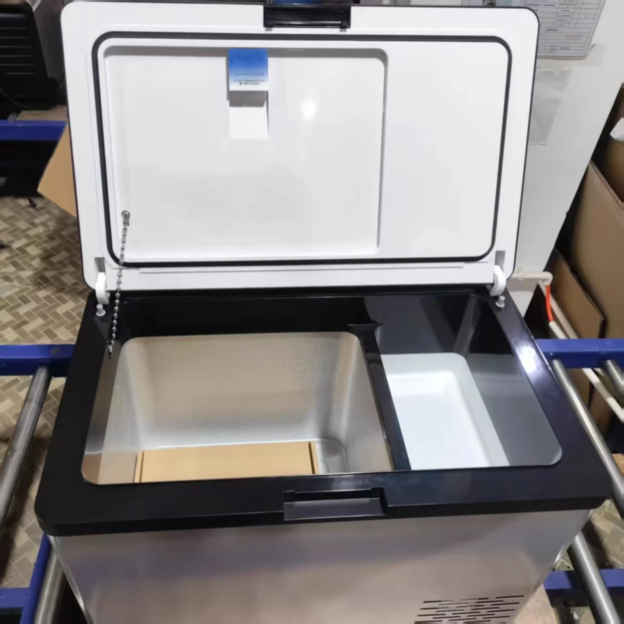 35L car fridge: portable and powerful. 35L drinks/snacks. Quiet and suitable for cars.