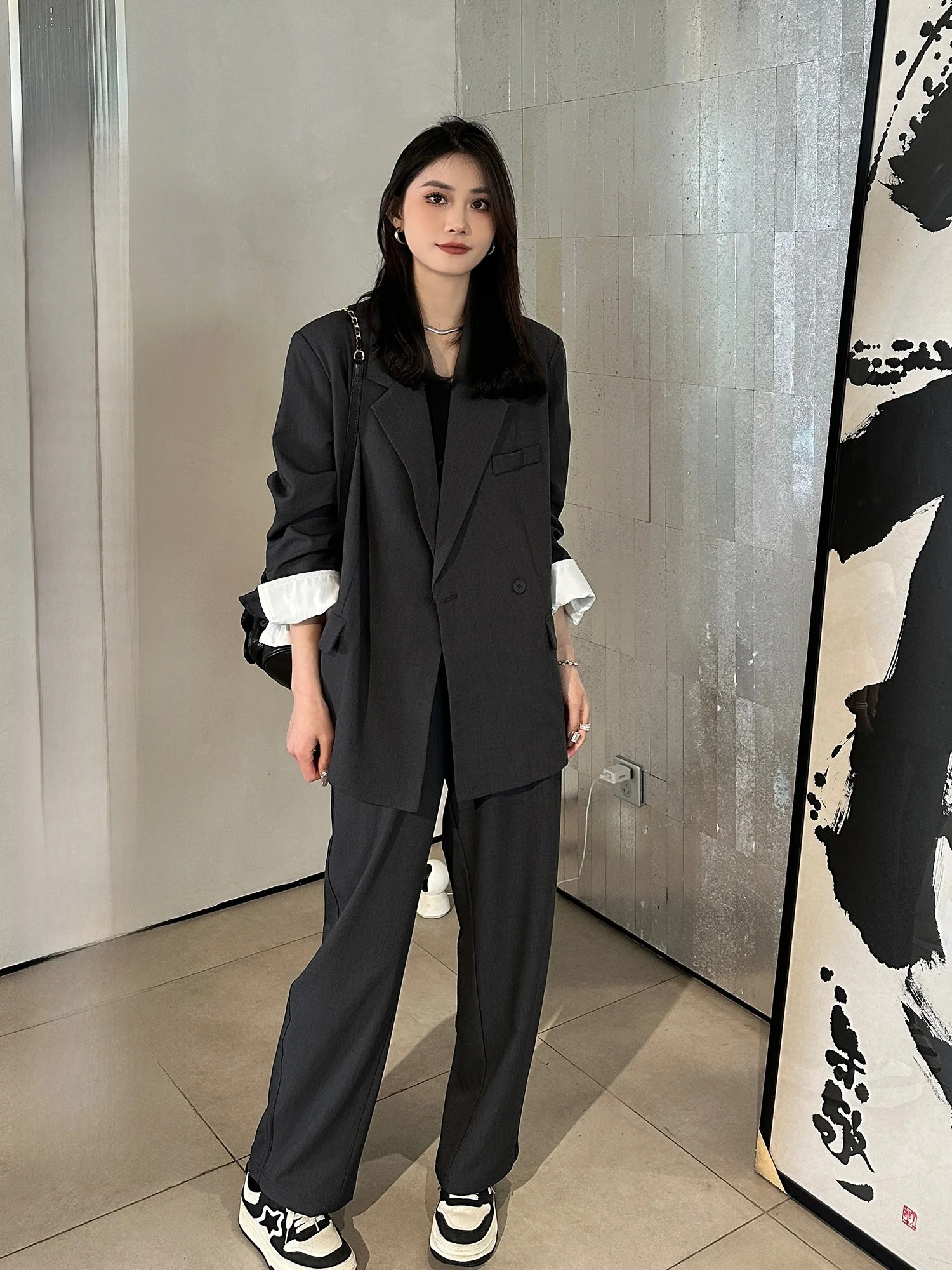 

Новый модный женский костюм-двойка из полиэстера: брюки с широкими штанинами и удлиненный жакет для весны и осени...