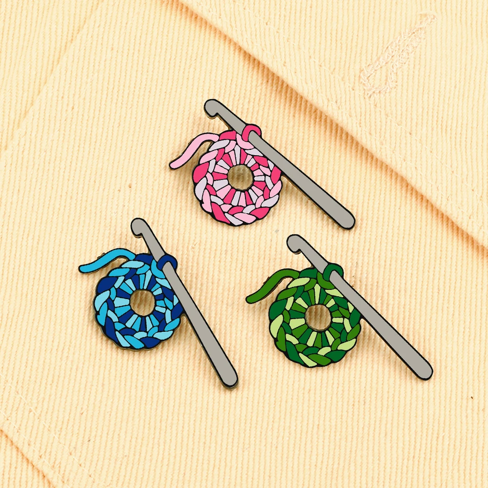 Cute Pink Blue Knitted Wool Ball Crochet Metal Brooch Vintage Design Enamel Pin Fashion Jewelry Shirts Lapel Pins Creative Badge