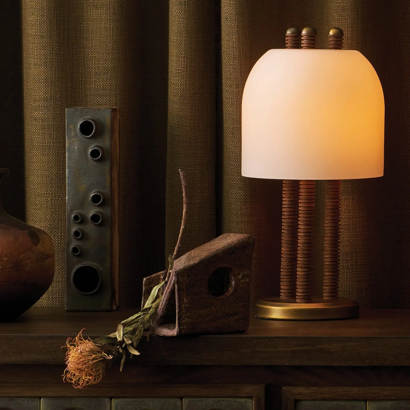 American Retro Light Luxury Table Lamp Minimalist Creative Personality Bedroom Living Room Bedside Decoration Ambient Light