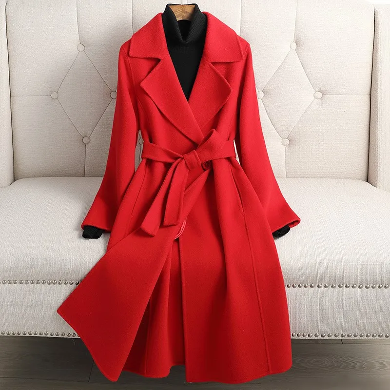 

A long knee-length figure-hugging woolen coat with feminine for commuting