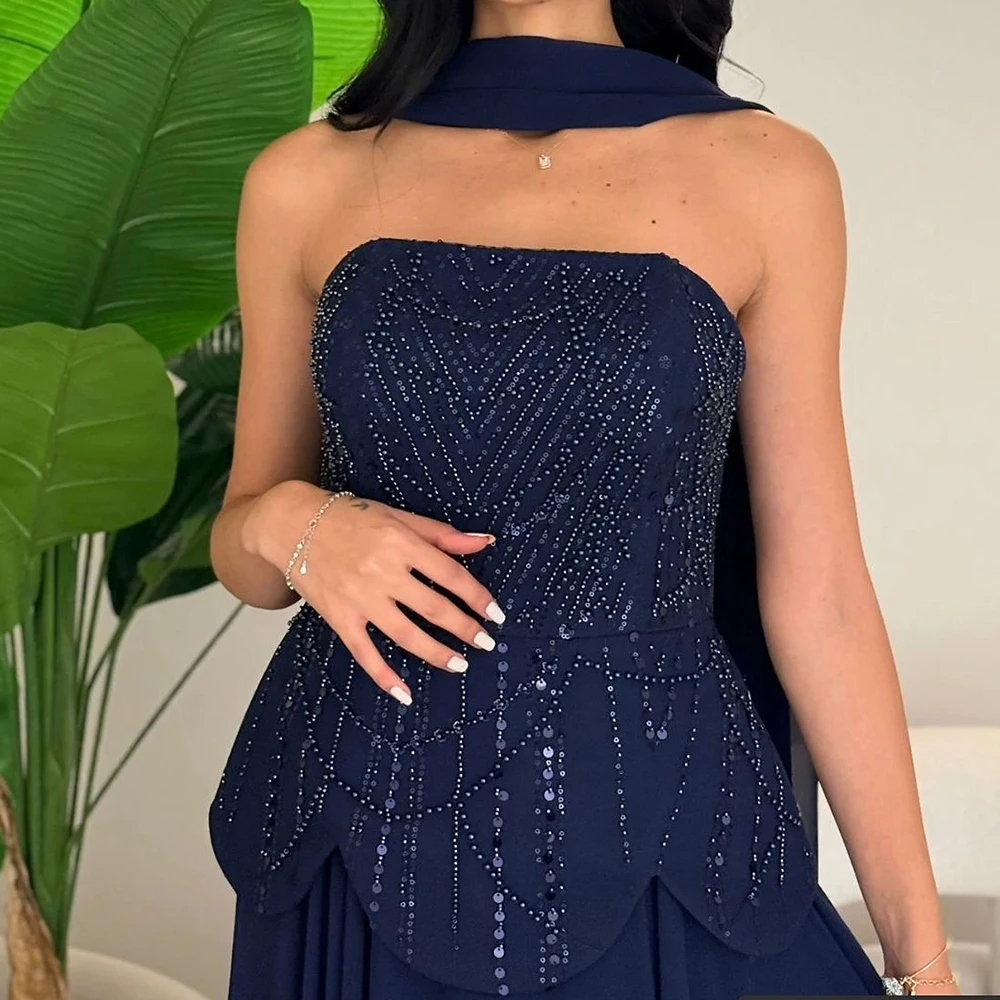 ชุดราตรีทรงเอไลน์แบบสั่งตัด ยาวกรอมพื้น แบบไม่มีสาย ไม่มีแขน ชุดออกงานพรอม แฟชั่นประดับเลื่อมเรียบง่าย ผ้าคลุมไหล่แบบเดรป ชุดงานเลี้ยง