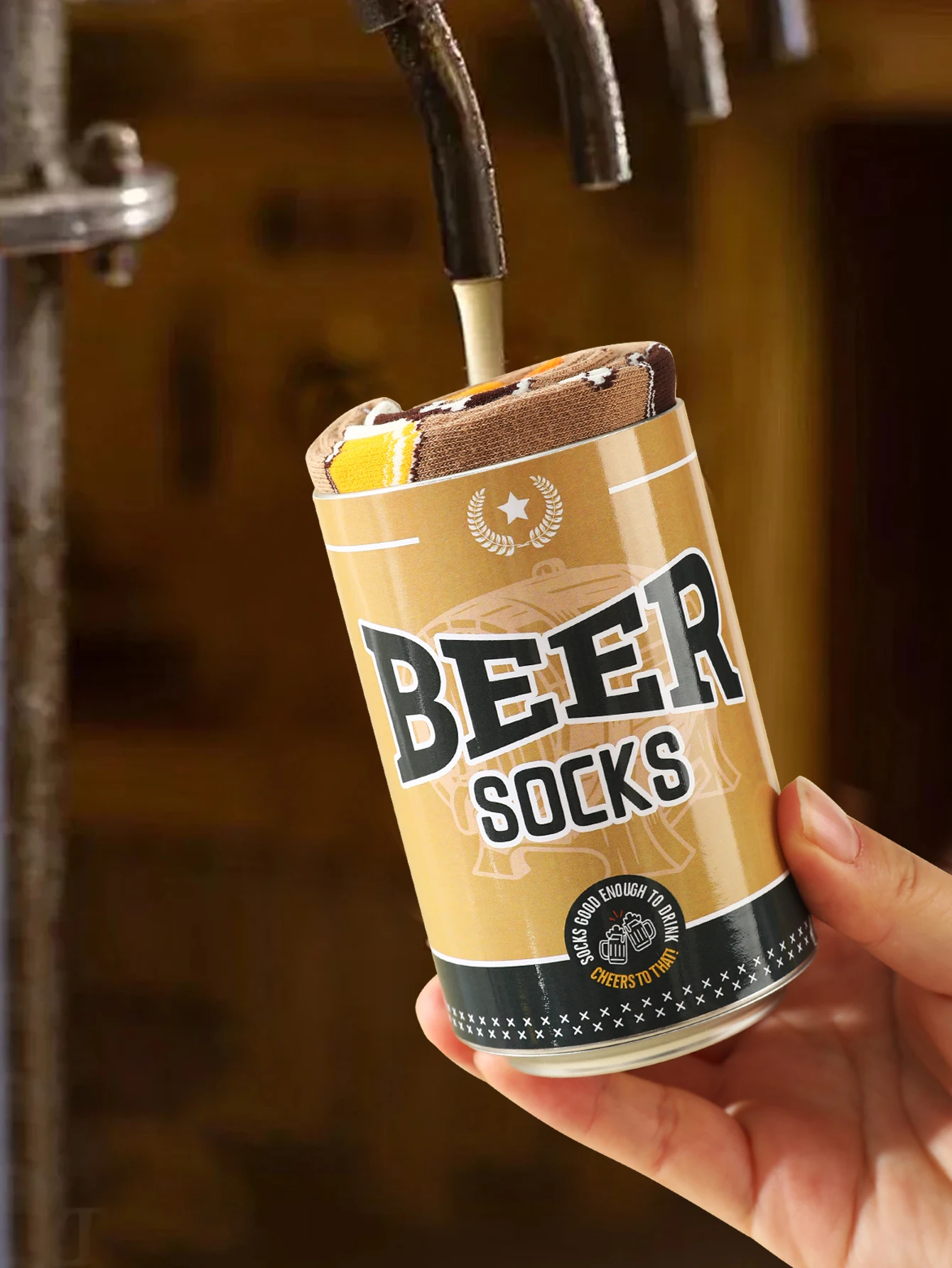 زوج واحد من الجوارب لمنتصف الساق للرجال والنساء، يتميز بيرة مبتكرة بتصميم عملية ومناسبة لهدايا العطلات.