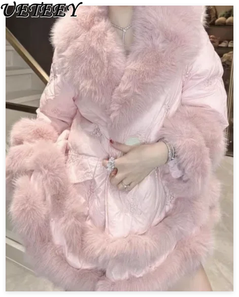 

Уличная зимняя новая модная утягивающая высококачественная меховая куртка с большим меховым воротником и тяжелой вышивкой, толстое теплое милое розовое хлопковое меховое пальто