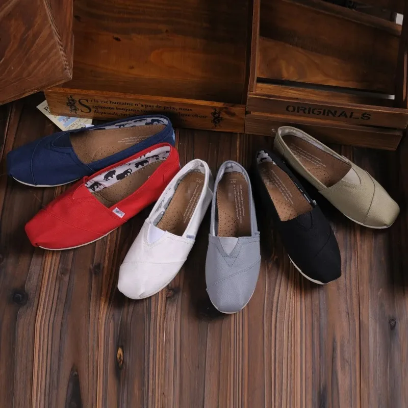 2026 New Summer Men Women Classic Canvas Loafers Slip-on Casual Breathable Shoes Unisex Low Comfortable Flat shoes for woman