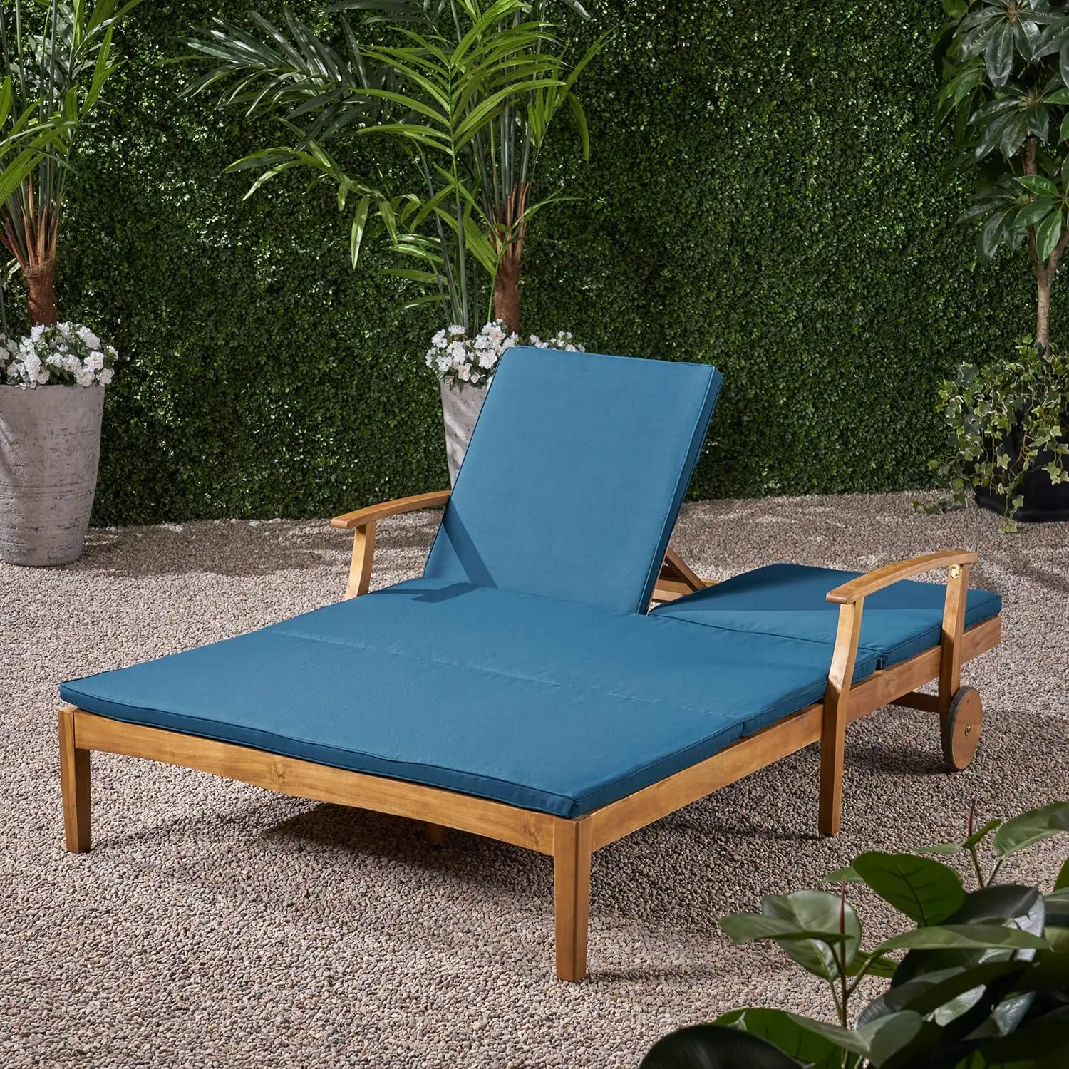 Chaise lounge doble para patio y patio, estructura de madera de acacia, acabado en teca con cojines azules