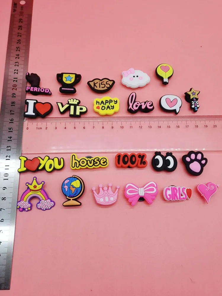 Nhiều Màu Sắc Tình Nhân Thái PVC Giày Charm Diy Giày Đồ Trang Trí Nguồn Gốc Gây Bít Khóa Trang Trí Nữ Croc Đồ Trang Trí Trẻ Em Đảng Quà Tặng