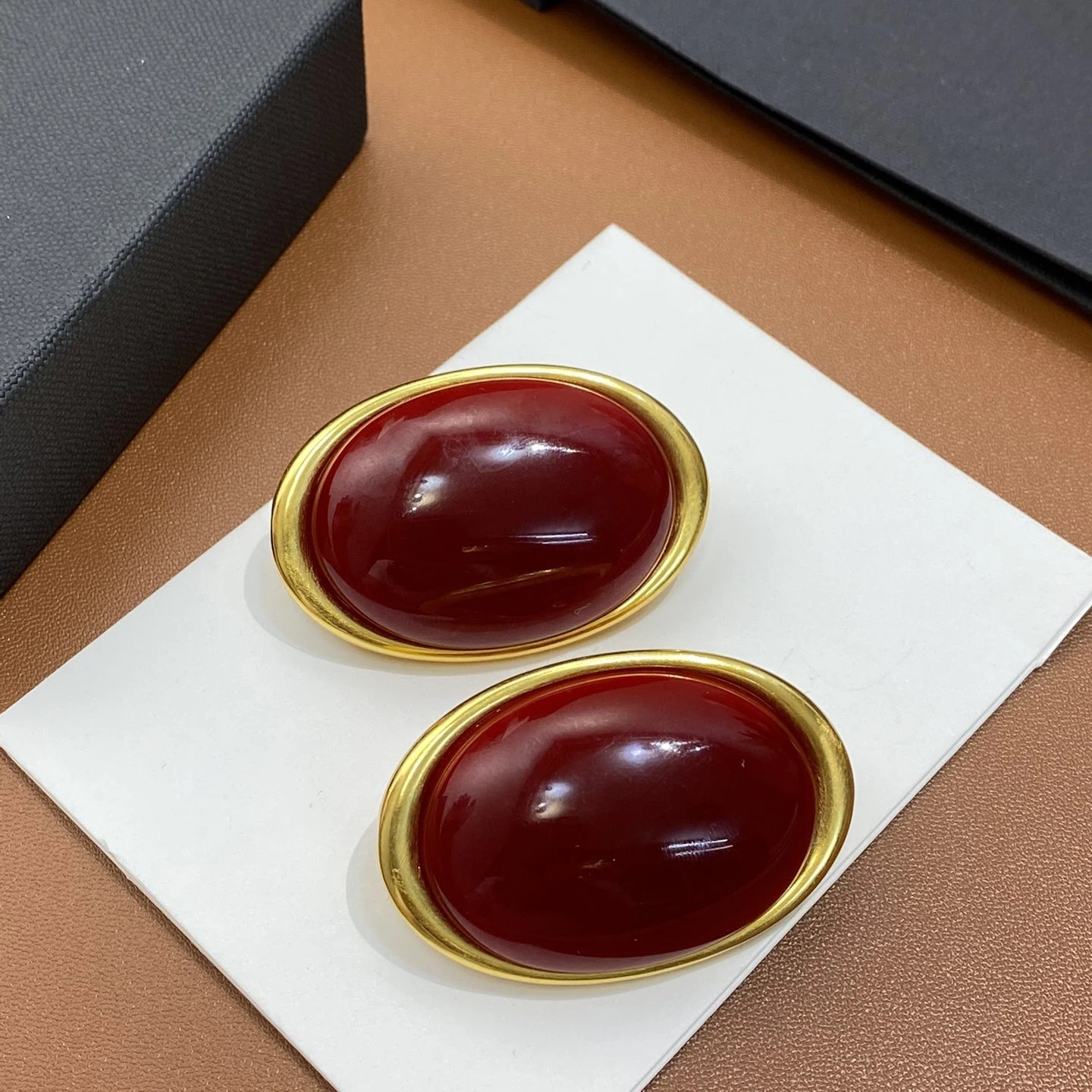 حار مصمم النحاس مطلي الذهب البيضاوي الأحمر الأذن كليب الأقراط الكبيرة النساء أعلى جودة أوروبا المجوهرات الفاخرة الاتجاه