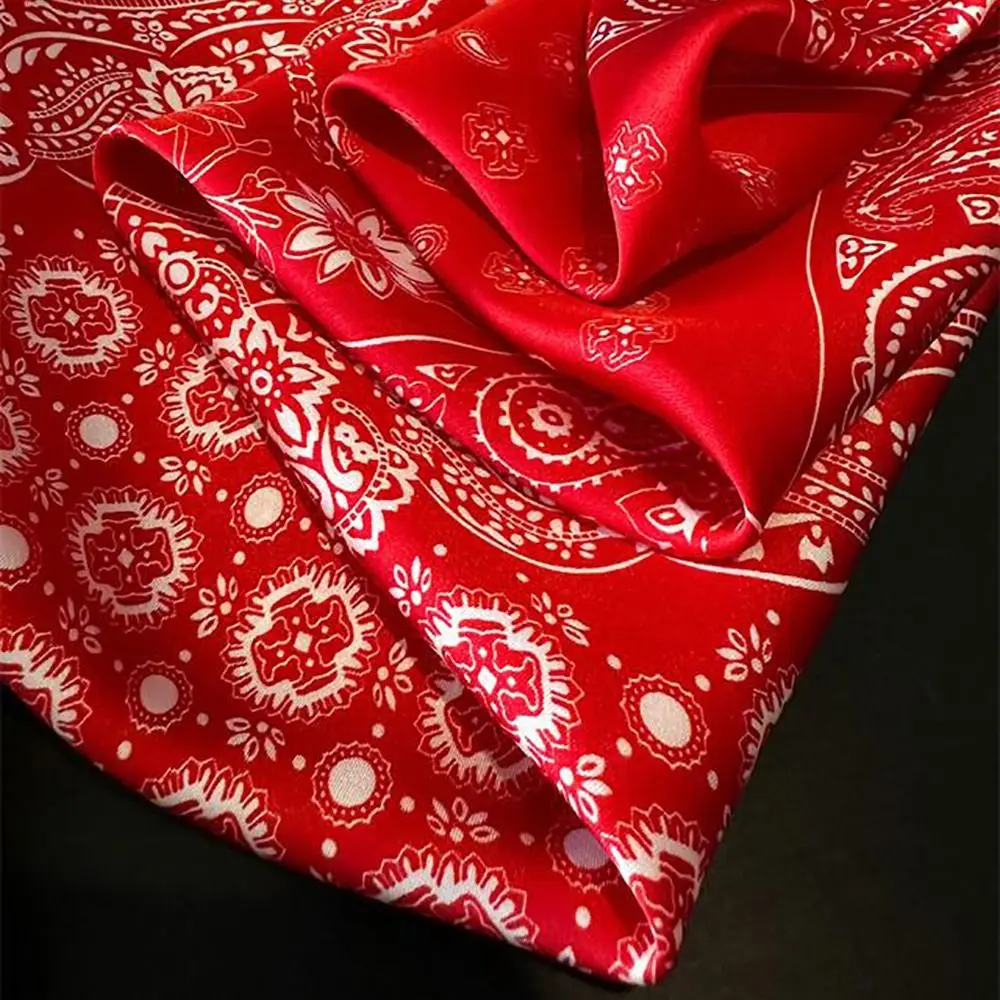 1ชิ้นใหม่Paisleyพิมพ์ผ้าพันคอสี่เหลี่ยมWindproofระบายอากาศเลียนแบบผ้าไหมผ้าพันคอหรูหรา70x70เซนติเมตรผ้าพันคอแฟชั่นอุปกรณ์เสริม