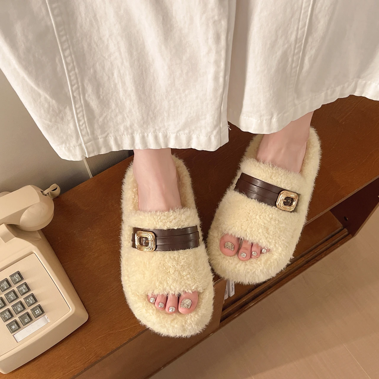 Women's Spring Autumn Plush Skin-friendly Warm Thick-soled Slippers 2026 New Fashion Metal Buckle Decorated Open-toe Slippers