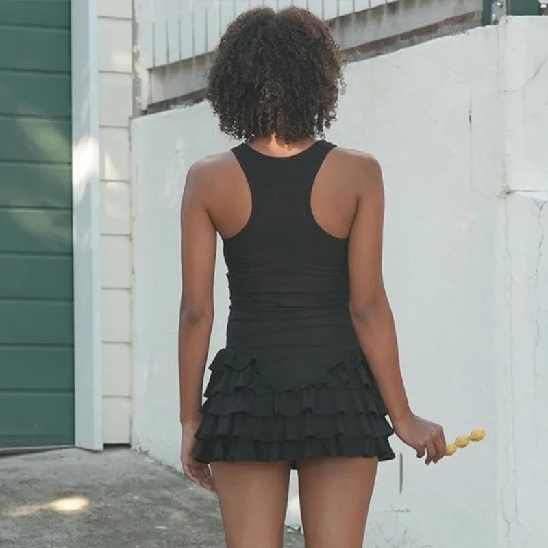 Vestido doce europeu e americano de cor pura para mulheres, sem mangas em volta do pescoço, camadas empilhadas, saia curta com borda plissada, picante