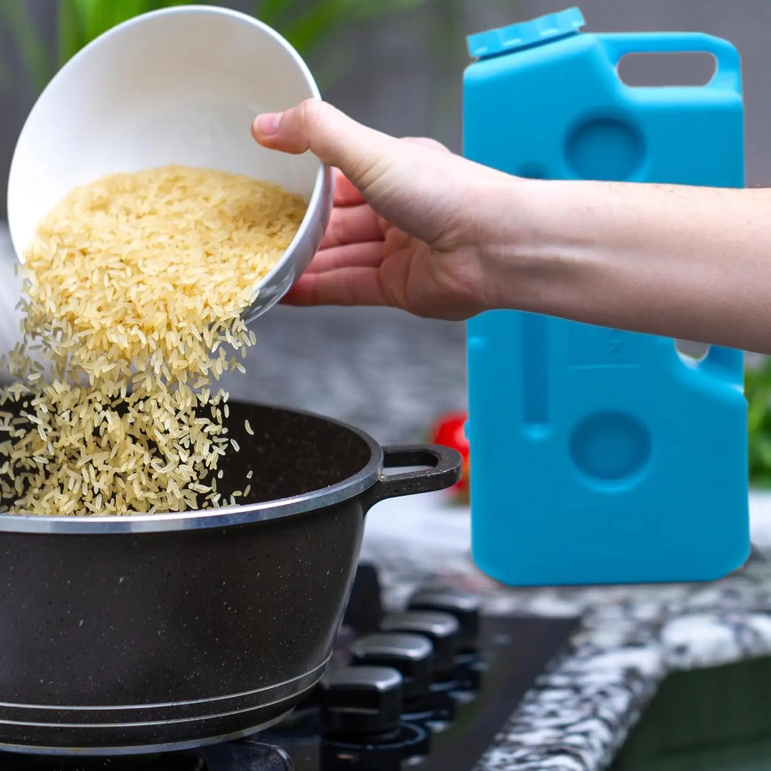 W_AquaBrick 3-Gallonen-Wasservorratsbehälter mit langer Reichweite, stapelbar, BPA-frei, blau (6) Einfach zum Ausgießen und Ausleeren vollständig.