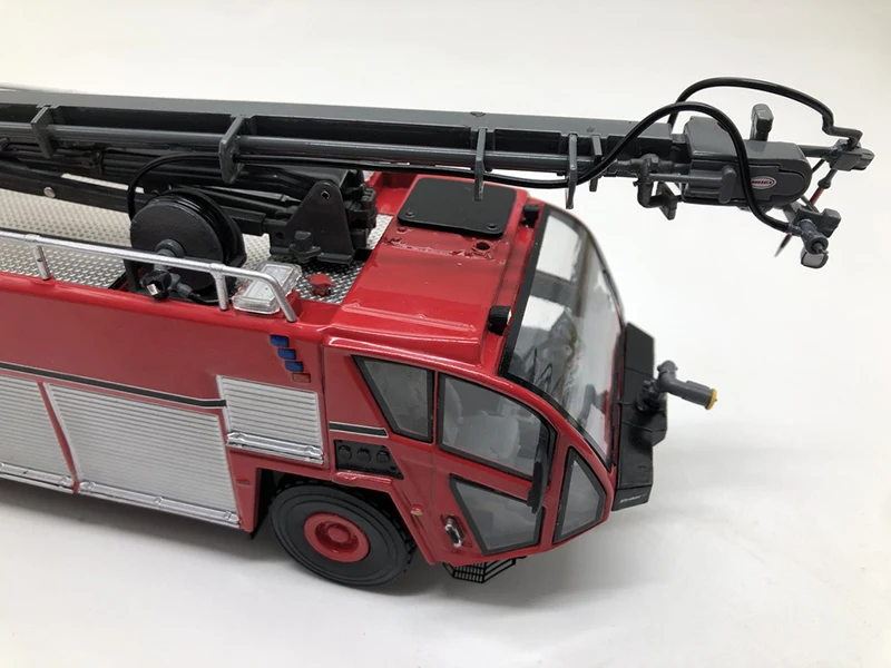 Diecast Alloy 1:50 Scale 3000 Airport Main Battle Fire Truck Alloy Engineering Vehicle Car Model Collection Souvenir