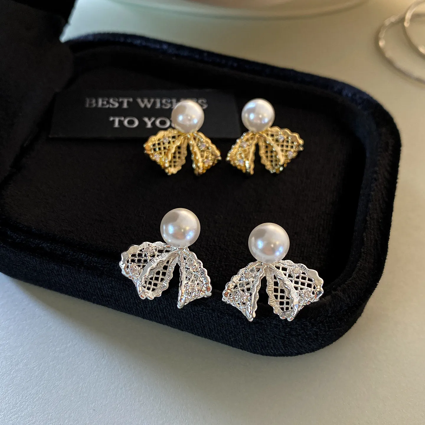 Elegante hohle filigrane Schleifen-Perlen-Ohrstecker, vergoldet, mit Zirkonia-Schleifen-Perlen, für Damen, Hochzeit, Party, Schmuck – Detail 6