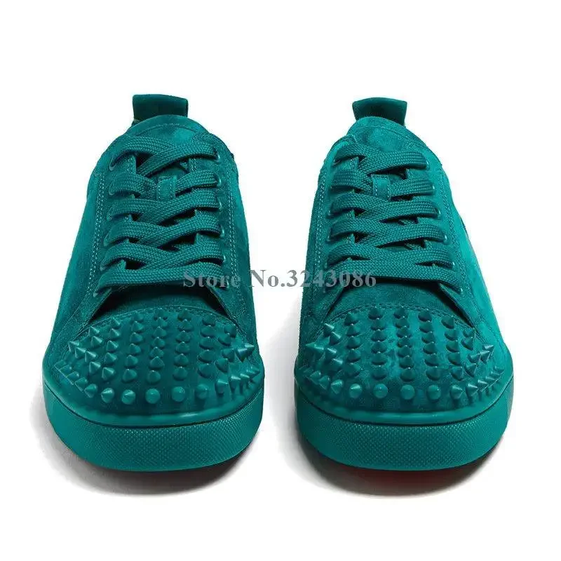 นกยูงสีเขียว Faux Suede Rivet Lace Up Men รองเท้ารอบ Toe สบายแบนรองเท้ามาใหม่ล่าสุดแฟชั่น Casual Spikes รองเท้าผ้าใบ