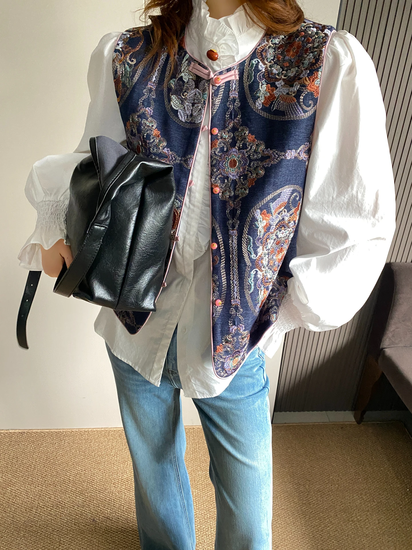 

Новая китайская вышитая жилетка для женщин, ранняя весна, ретро-стиль, с подплечниками, на пуговицах, с круглым вырезом, укороченная