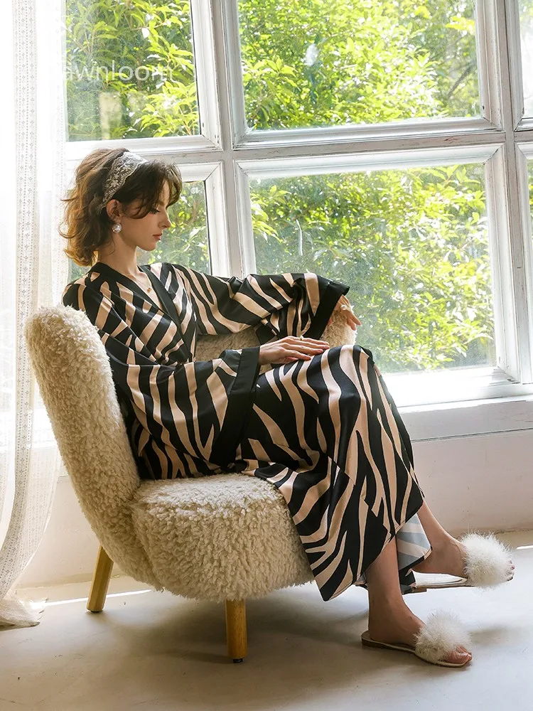 ثوب نوم حريري من الساتان مطبوع عليه حمار وحشي راقي للنساء طويل بدون حمالات نمط مريح فضفاض مناسب للتخسيس تأثير رداء صباحي رداء حمام