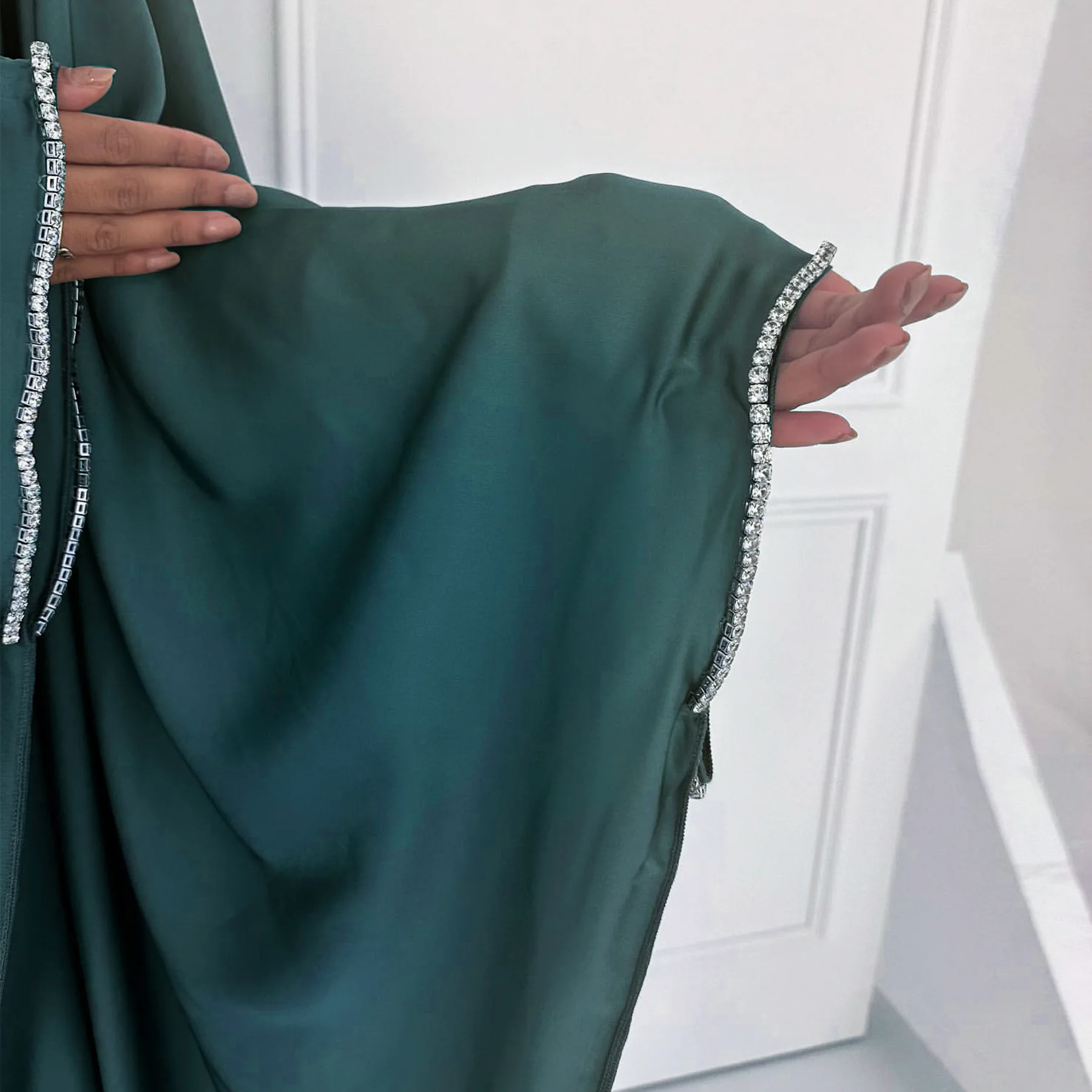 Abito alla moda musulmano Colori puri Manica a farfalla in raso Decorazione con strass Polsino Dubai Abiti lunghi larghi femminili Abiti fluenti