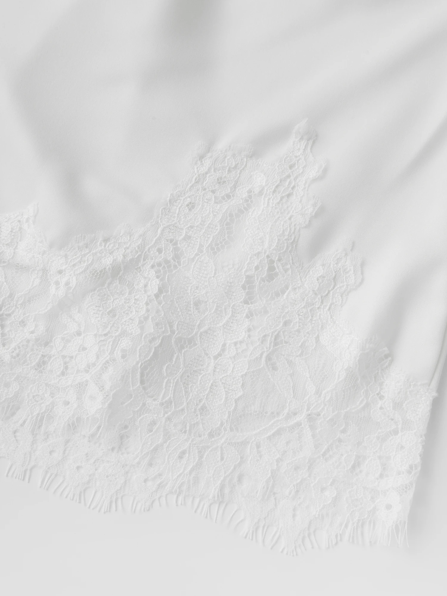 شورت نسائي خفيف الوزن من مزيج الكتان مع حزام خصر برباط وتفاصيل حواف كروشيه لمظهر صيفي أنيق #5