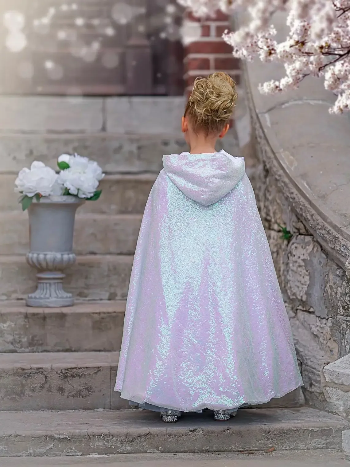 Hochwertiger Kinder-Umhang mit glitzernden Pailletten, stilvoller Schal-Mantel, trendiges grenzübergreifendes Outfit für Mädchen, geeignet für Feiertage und Themenveranstaltungen. – Detail 11