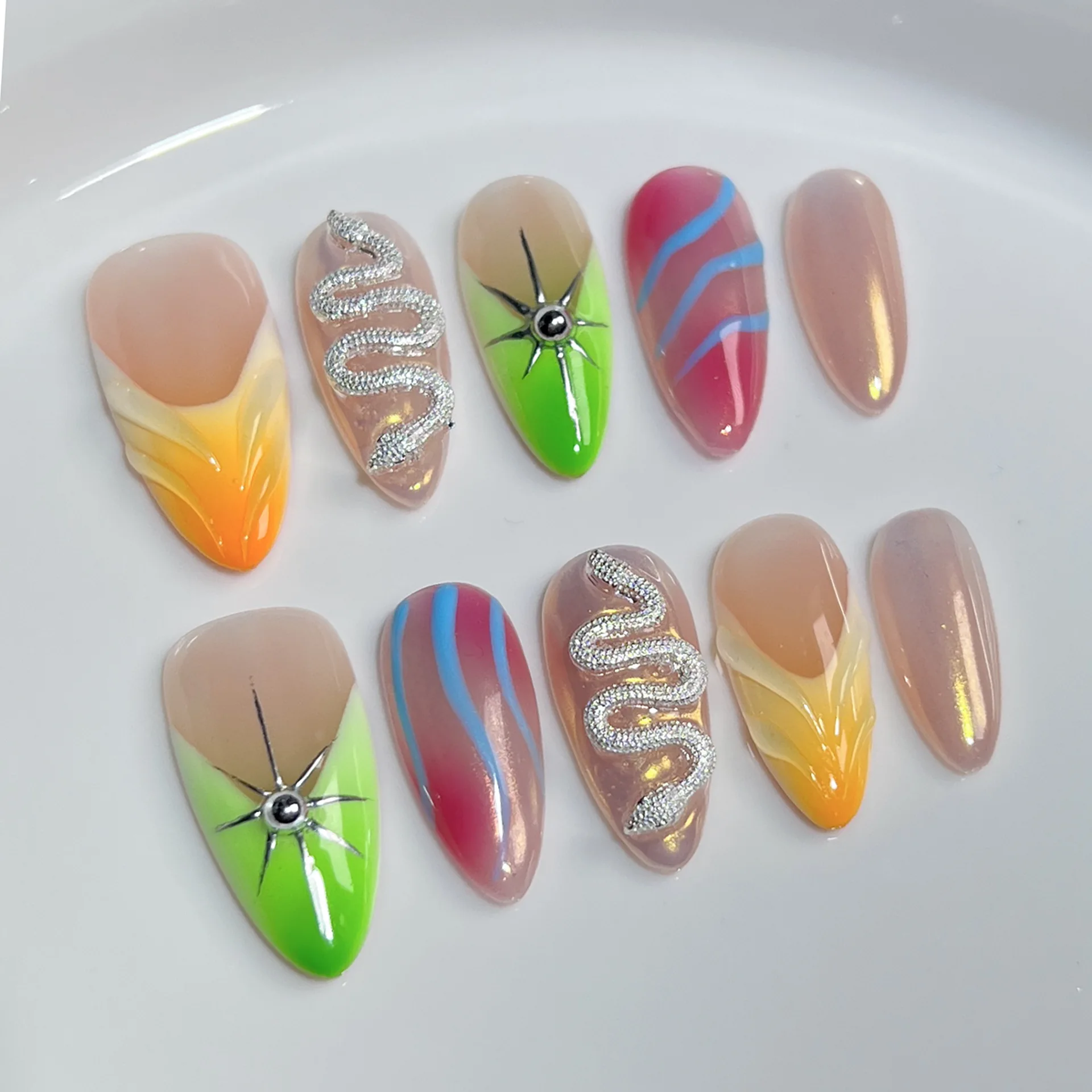 Handgemaakte amandelpers op nagels Zoete Franse Aurora poederblusher Draagbare nepnagels met slangenstrassontwerp Valse nagels