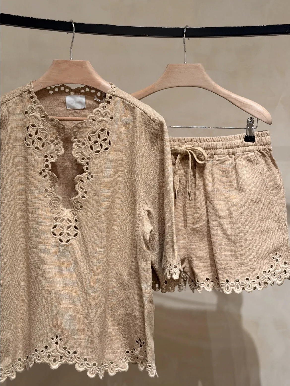 

Early Spring Holiday Style Hollow out Embroidery Linen Shirt Shorts Set Women's Fashionable Two-Piece Suit V-Neck Short Sleeve