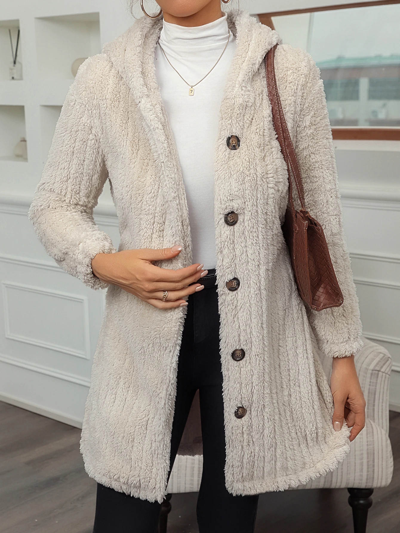 Eine neue strukturierte, mit Knöpfen verzierte, langärmlige, flauschige Kapuzenjacke aus Jacquard für Damen im Herbst und Winter