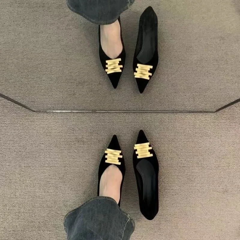 حذاء رياضي بكعب نحيف سهل الارتداء بإبزيم معدني، حذاء بكعب منخفض من جلد الغزال الضحل بمقدمة مدببة #4