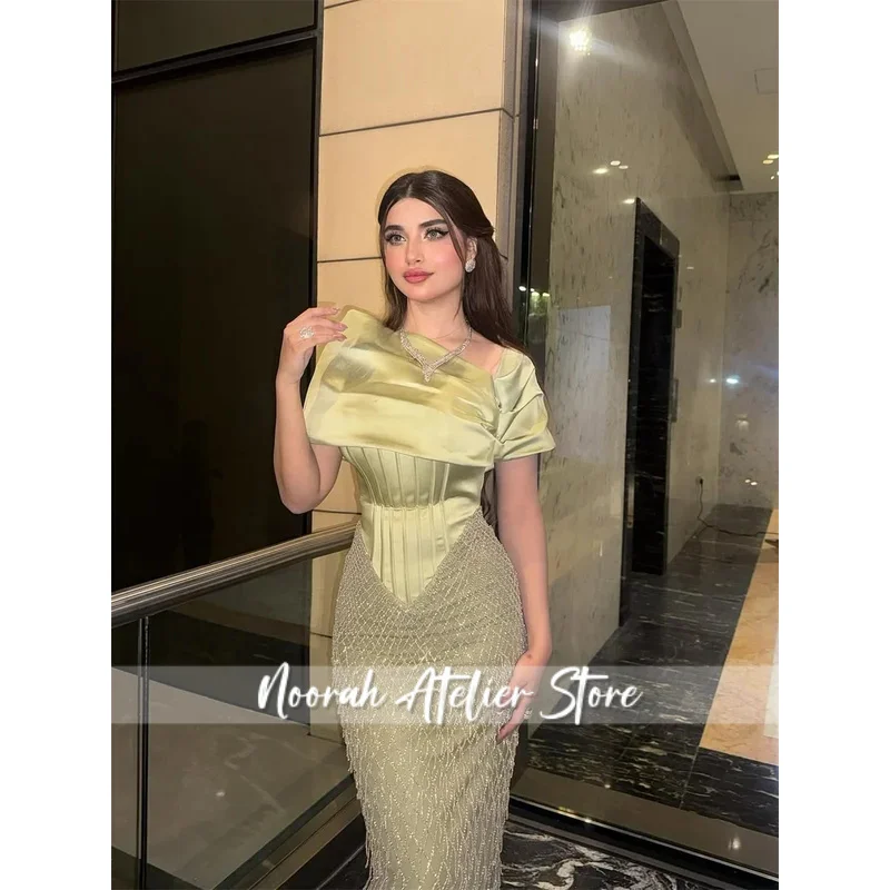 Sukienka na studniówkę w kolorze jasnej zieleni, syreni krój, długość do podłogi, z odkrytymi ramionami, eleganckie suknie wieczorowe 2025