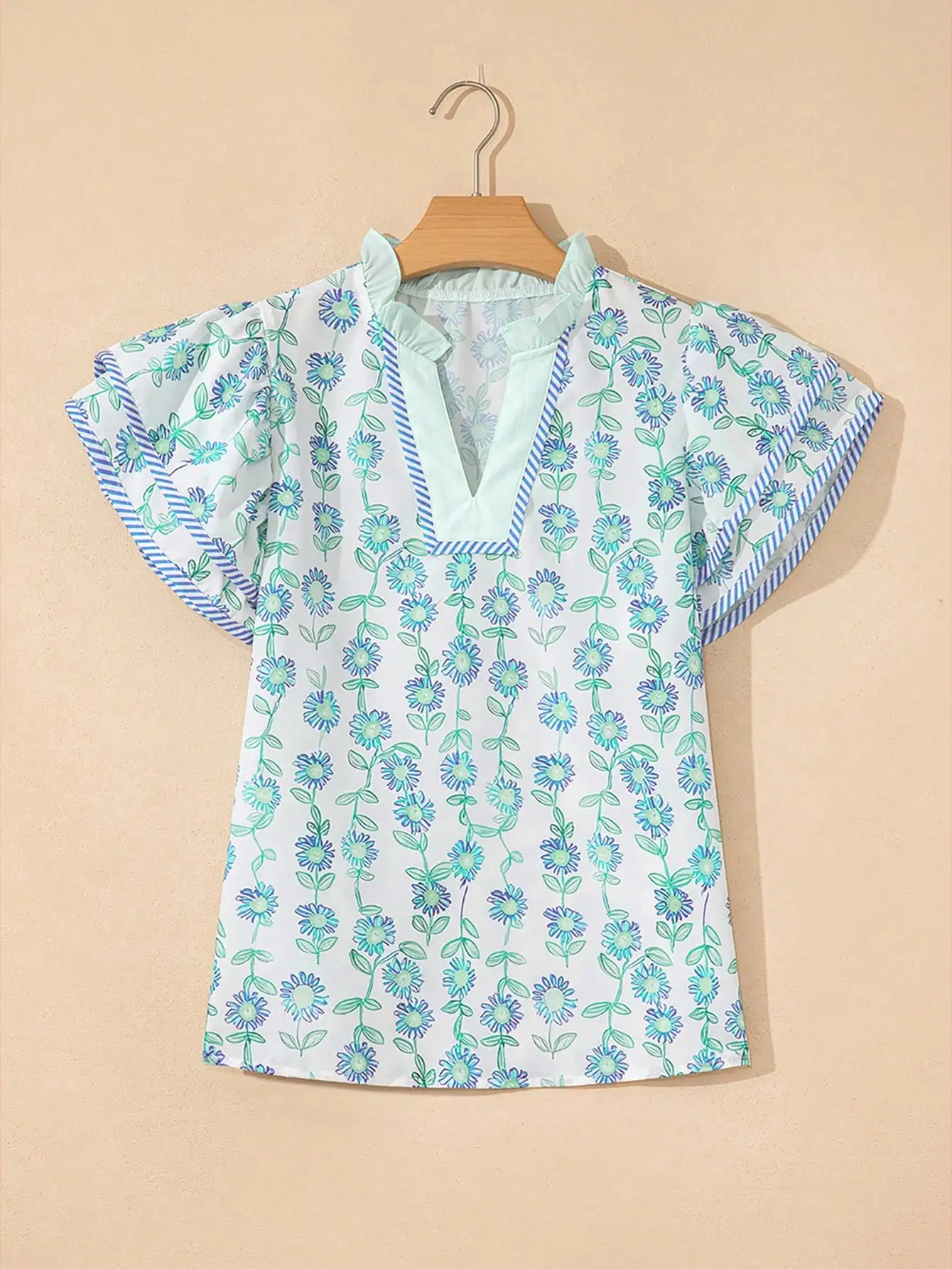 

Свободная футболка с V-образным вырезом, цветочным принтом, рукавами с рюшами и полосатой отделкой