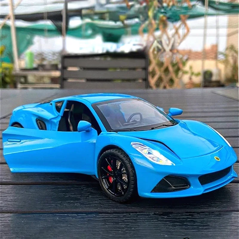 1/24 skala Lotus Emira mobil mainan Model paduan Diecast Model mobil mainan tarik ke belakang dengan suara cahaya untuk koleksi hadiah ulang tahun anak laki-laki