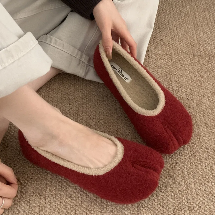 

IPPEUM Tabi Footwear For Women 2026 Winter New Fashion Size Plus Ballet Flats Shoes With Split Toe Plus Flat