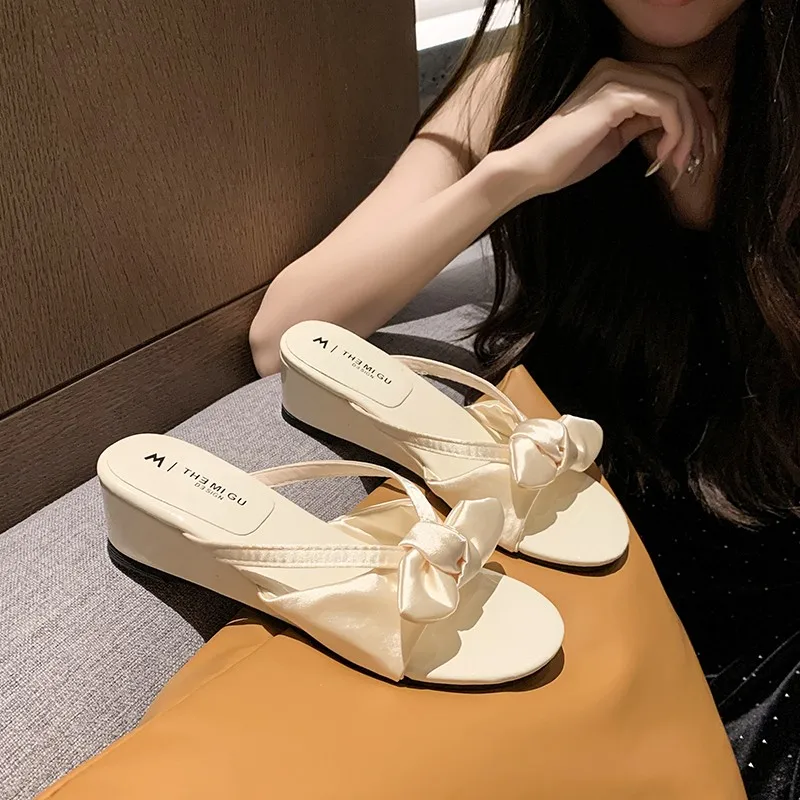 الفاخرة القوس الزخرفية الترفيه إسفين عدم الانزلاق النعال الإناث 2025 الصيف موضة ليوبارد النعال الزخرفية لينة سوليد