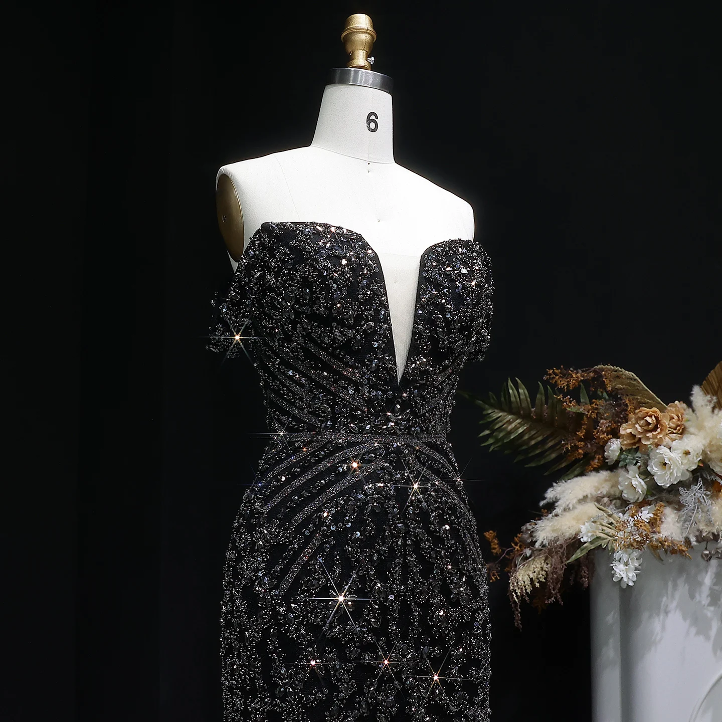 Sharon Said Schwarzes schulterfreies Kleid mit tiefem V-Ausschnitt und schweren Perlenverzierungen, kurzes Cocktailkleid für Abschlussball und Party, Dubai, RM131, maßgeschneidert – Detail 5