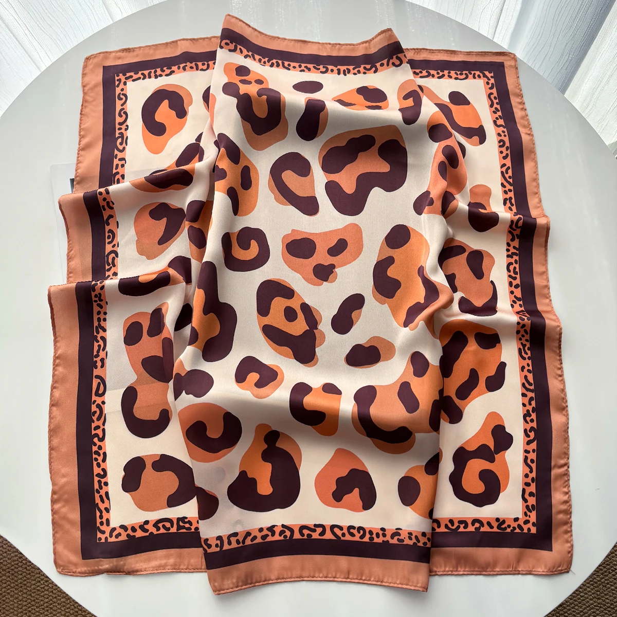 Luxuriöser Leoparden-Imitations-Schal, Damen-Design, quadratische Haarbänder, Foulard, Damen-Bandana, Halstuch, Stirnbänder – Detail 4