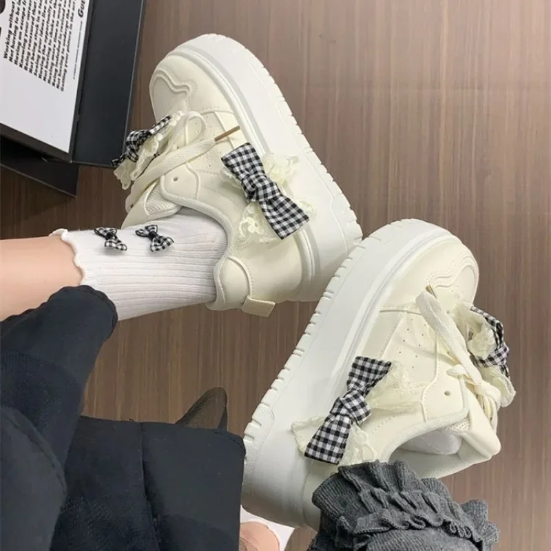 

2025 модные белые кроссовки для девочек, дышащая повседневная обувь с толстой подошвой и бантом, студенческая школьная мода