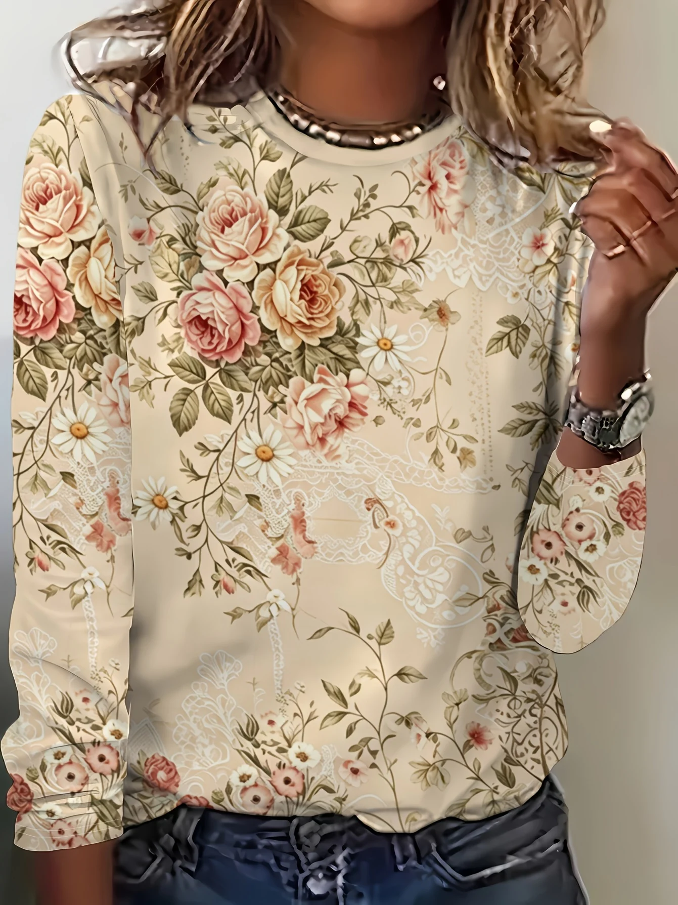 T-shirt à manches longues pour femmes, imprimé floral vintage avec motif de roses et de marguerites, détails en dentelle sur fond crème, haut de style festif idéal pour toutes les saisons, parfait pour les activités de loisirs et les sports.