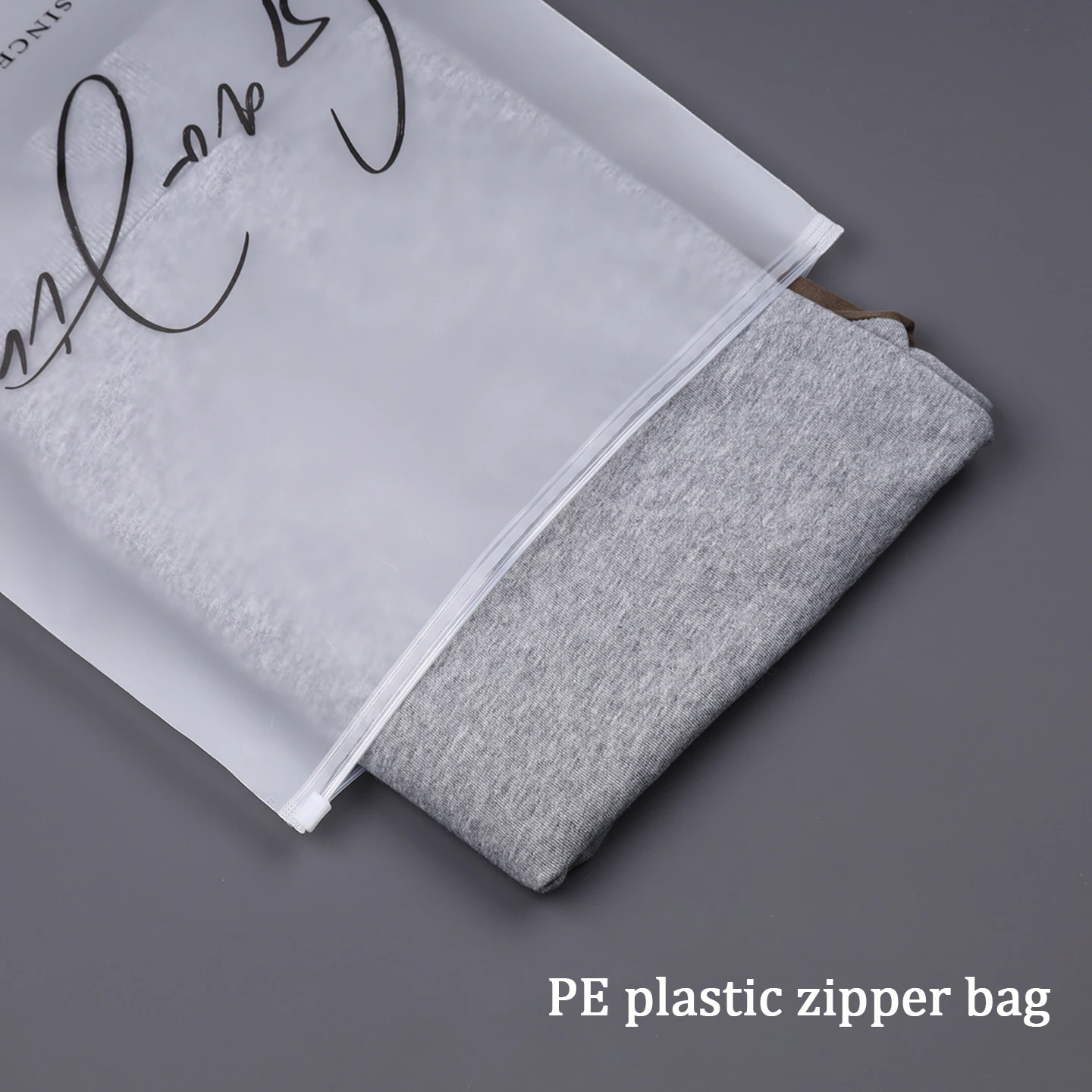 Custom Non-Woven Frosted Zipper Garment Packaging Bags with Logo Printing Self-Seal Clothing Storage Pouches for Apparel