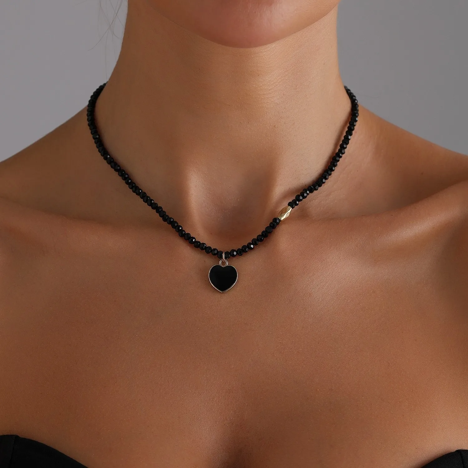 Vintage Black Shiny Crystal Heart Shaped Pendant Necklace For Women Creative Sweet Charm Clavicle Chain Girl Fashion Jewelry