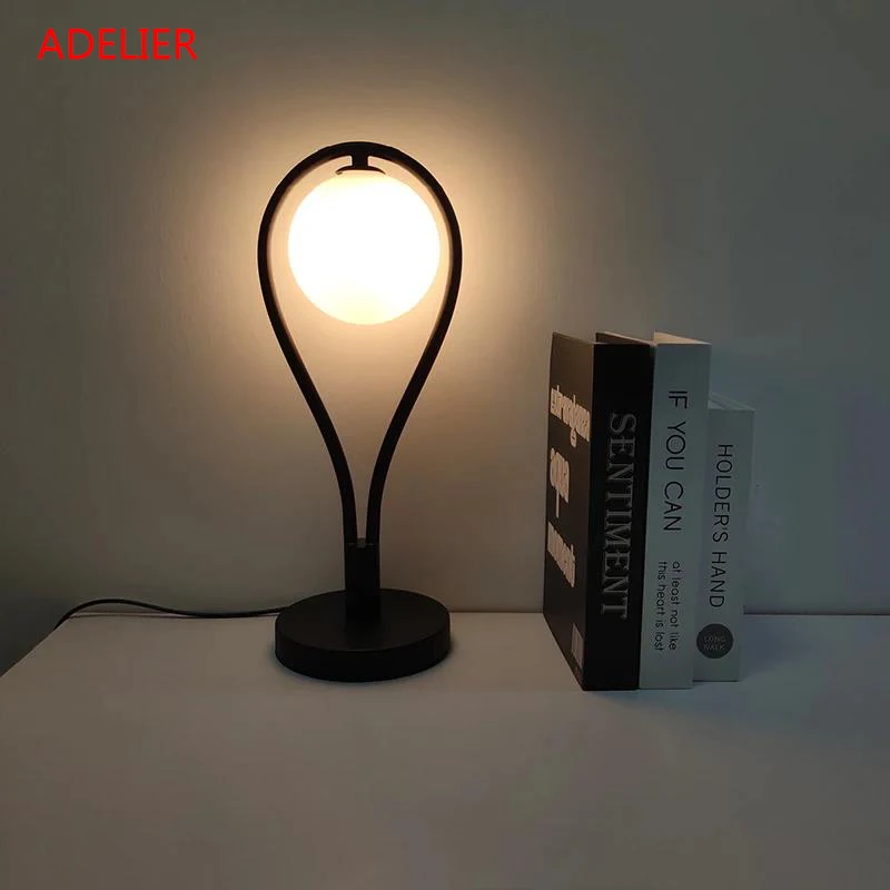 Lampada da tavolo dorata nordica Art déco lampada da tavolo a Led minimalista con sfera di vetro smerigliato per studio/Bedoom spina EU/AU/US/UK