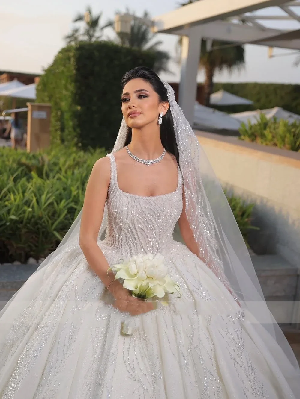 ชุดแต่งงานสั่งตัดพิเศษจาก Flavinke หรูหรา ประดับด้วยงานปักลูกปัดเต็มตัว คอปกทรงเหลี่ยม แต่งลูกไม้ละเอียดอ่อน ทรงบอลกาวน์