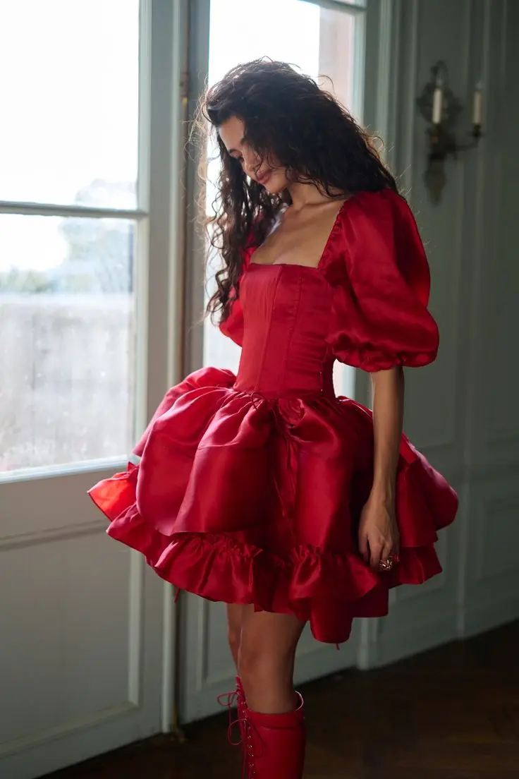 فساتين Sweety Pretty Girls على شكل حرف A قصيرة للحفلات بخط عنق مربع وأكمام قصيرة منتفخة فستان نسائي قصير