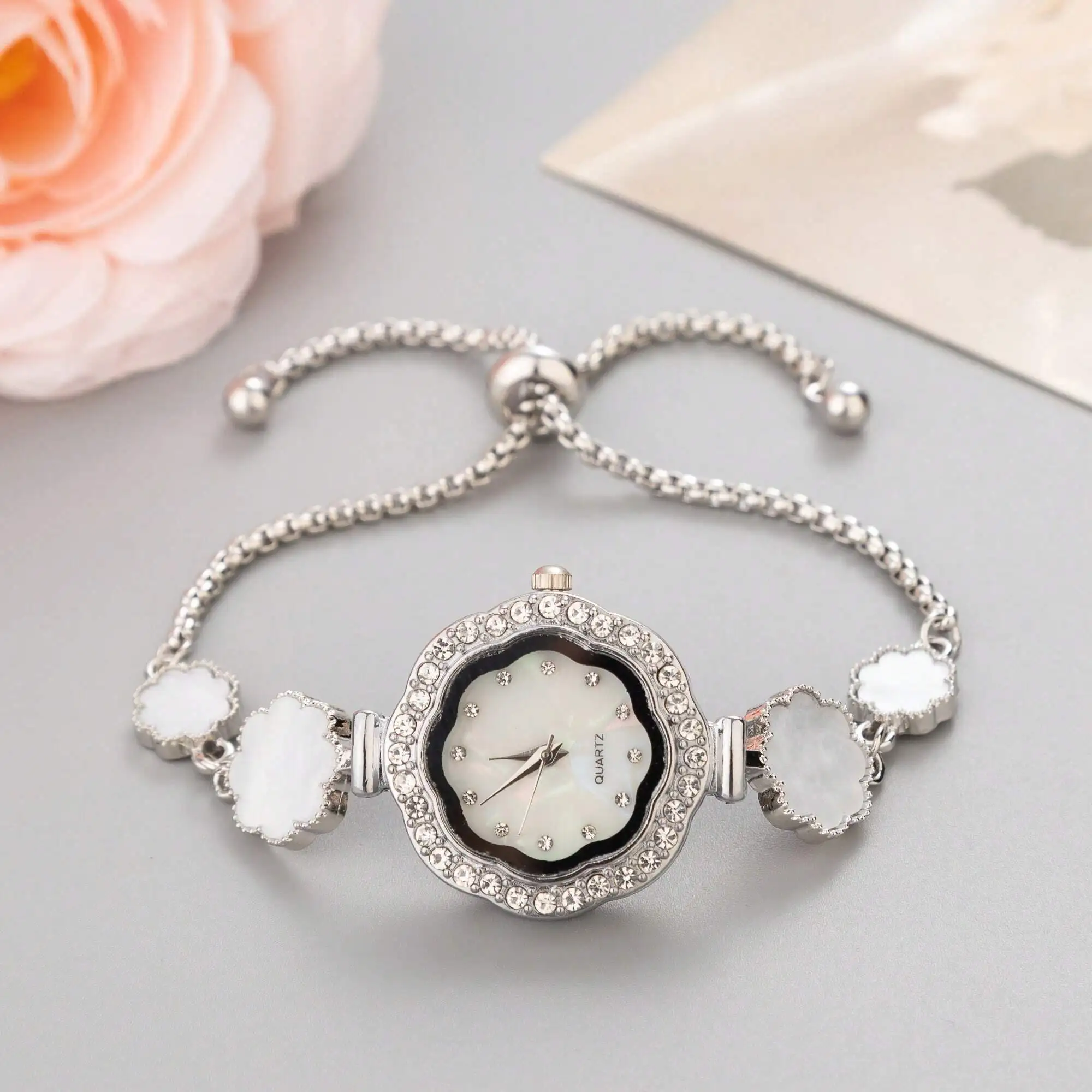 

Элегантные женские кварцевые часы с циферблатом в форме цветка, кристаллическими вставками и регулируемым браслетом-цепочкой