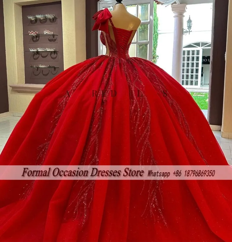 Eleganckie czerwone sukienki Quinceanera z kokardą, na jedno ramię, suknie balowe, słodkie sukienki na 16 urodziny, vestidos de 15 quinceañera szyte na miarę
