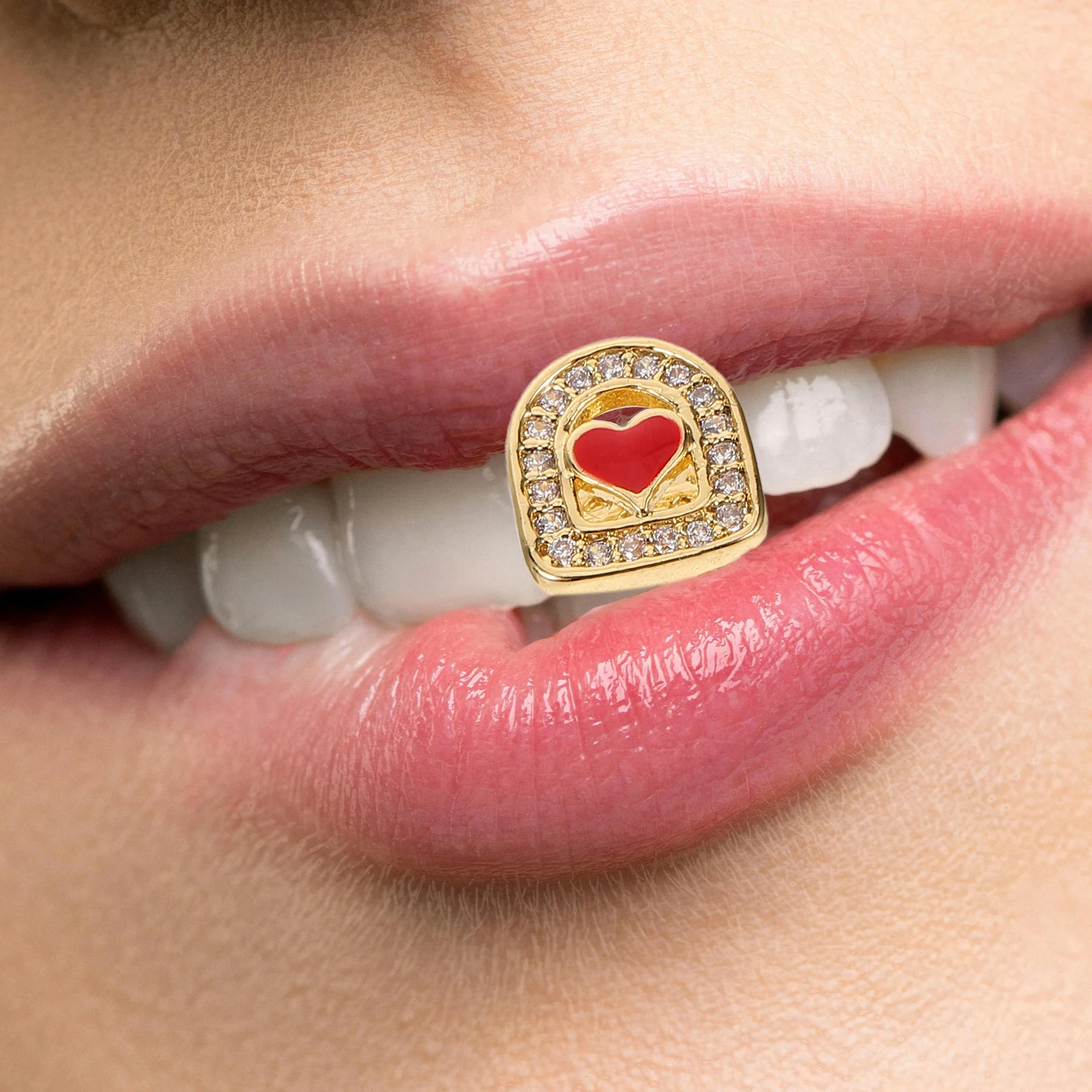 

2pcs Hip-Hop Style Gold Teeth Grills Studded Heart Design Comfortable Fit For Halloween Rapper Costume Party Decorative Tooth