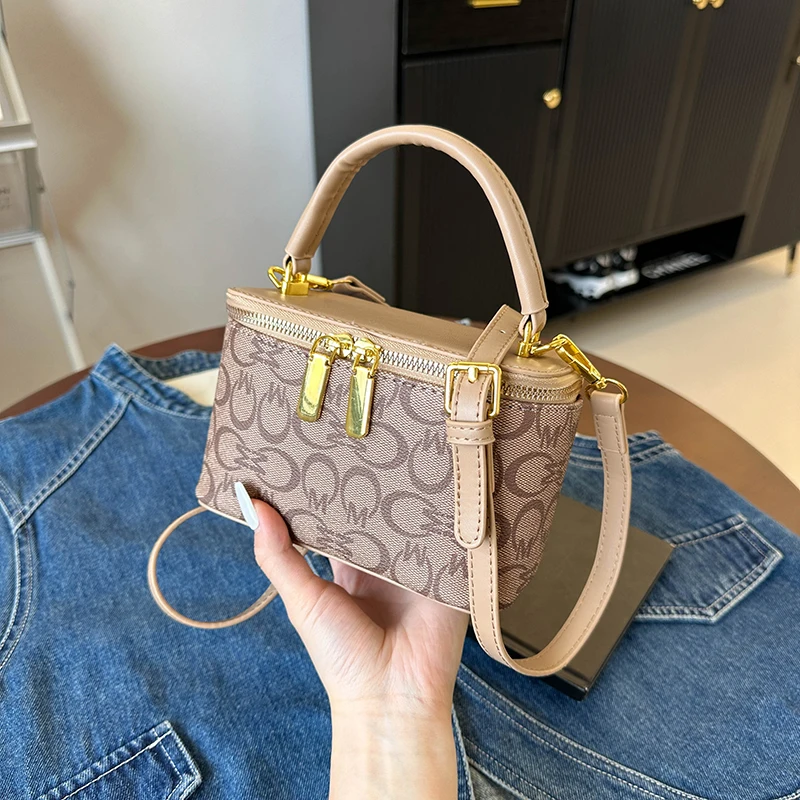 

Luxury Leather Shopper Commuter Bag with Large Capacity and Solid Color for Women Elegant Design