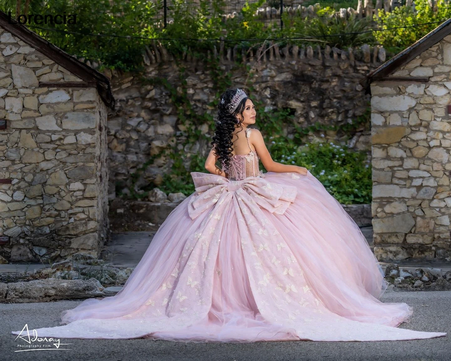 Lorencia mexikanische rosa Quince anera Kleid Ballkleid glänzende Schmetterling Applikation Perlen Bogen Korsett süß 16 vestidos de 15 años yqd870