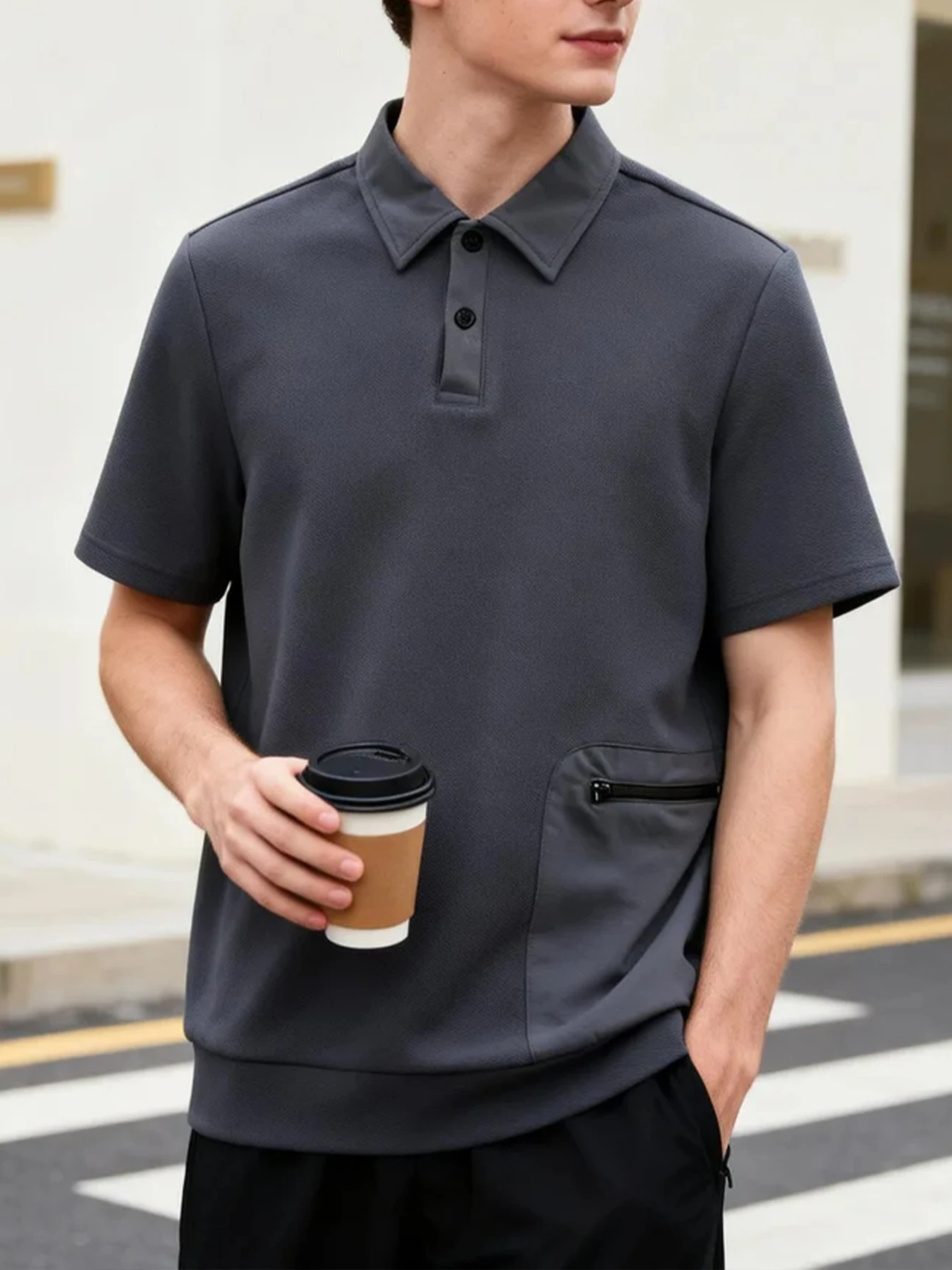 Men's Textured Color-Block Polo Shirt with Short Sleeves, Button Placket, Zipper, and Patch Pockets, Suitable for Commuting and Outdoor Activities, Practical and Versatile Short-Sleeve Top for Men